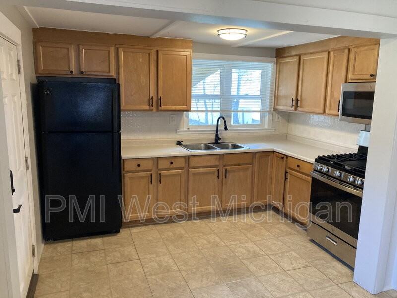 1436 Matilda St Ne #1 - Photo 4 of 10