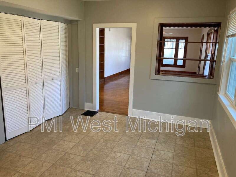 1436 Matilda St Ne #1 - Photo 5 of 10