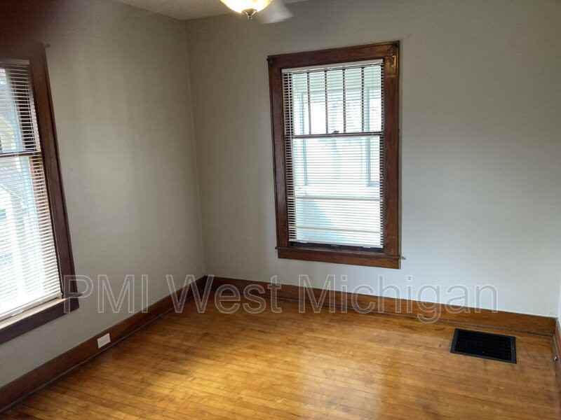 1436 Matilda St Ne #1 - Photo 6 of 10