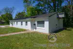 featured image of 14 E Clay St