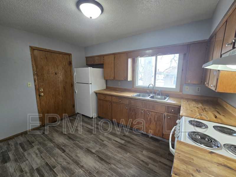 811 W 3rd St - Photo 3 of 15