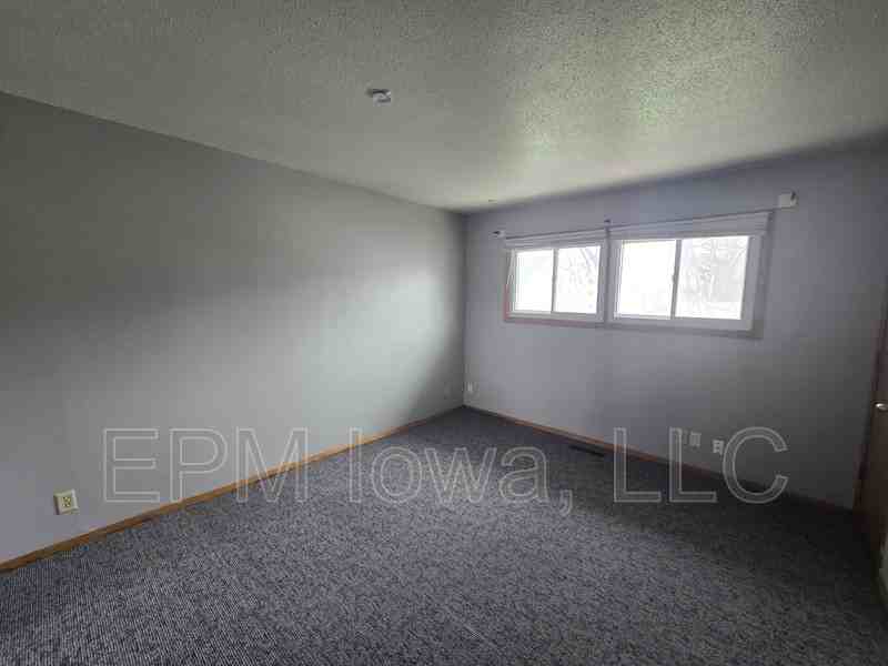 811 W 3rd St - Photo 6 of 15