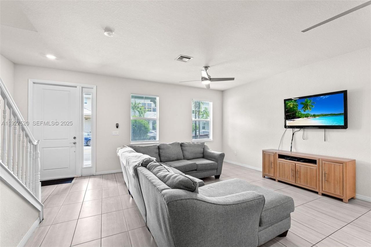 1190 Eucalyptus Drive #5 - Photo 5 of 36