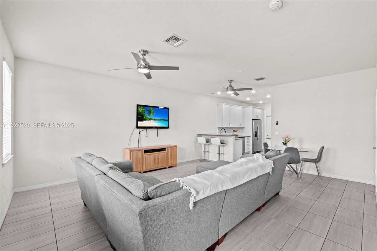 1190 Eucalyptus Drive #5 - Photo 6 of 36