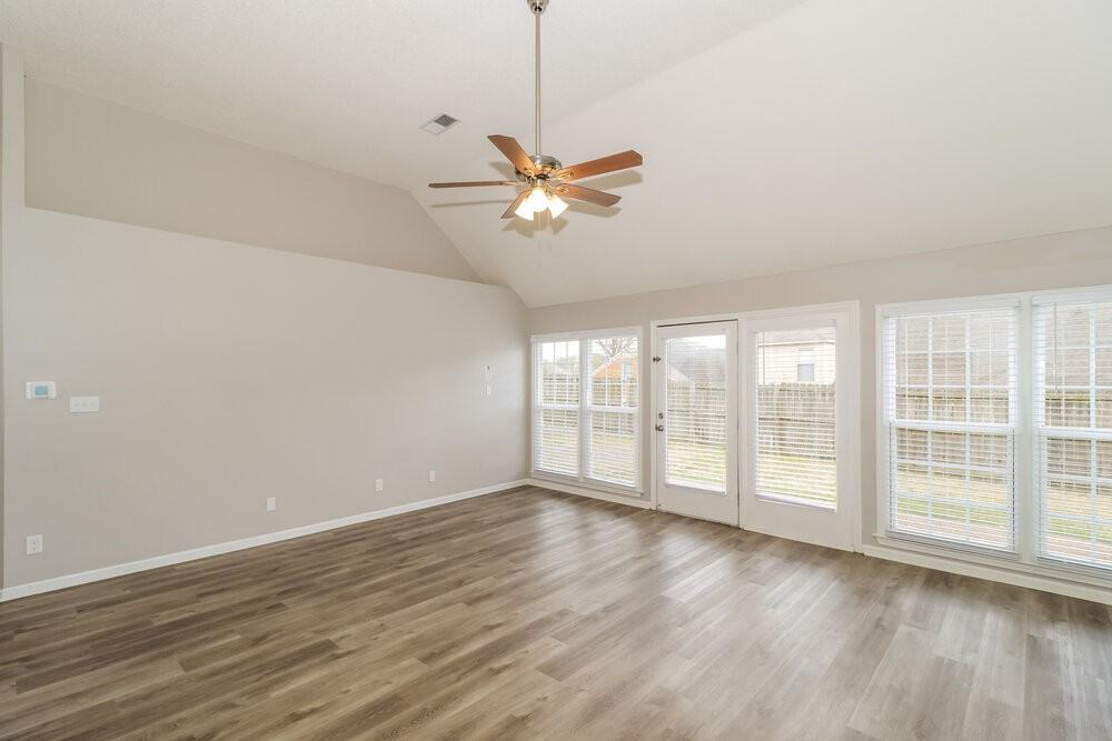 9339 Chimneyrock Blvd - Photo 5 of 16