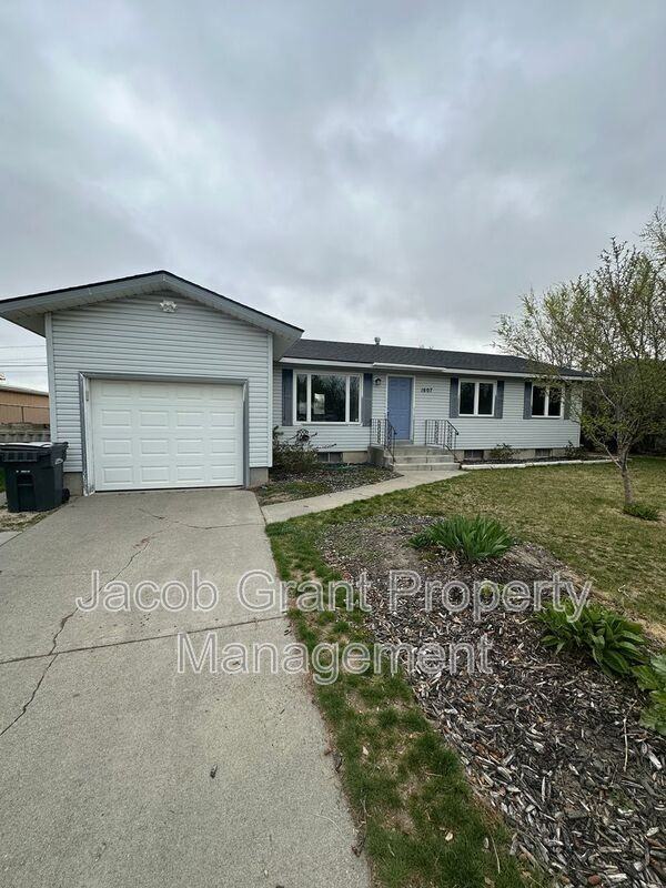 1607 Halsey St - Photo 5 of 22