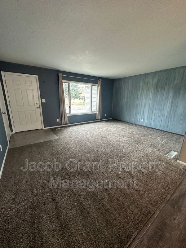 1607 Halsey St - Photo 6 of 22
