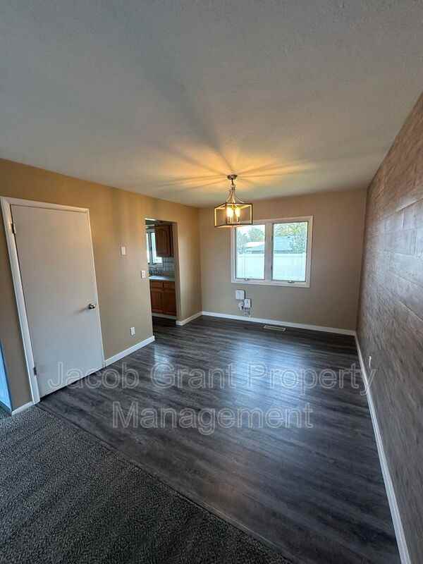 1607 Halsey St - Photo 7 of 22