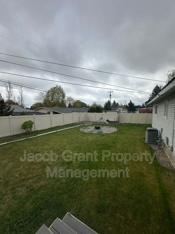 1607 Halsey St - Photo 2 of 22