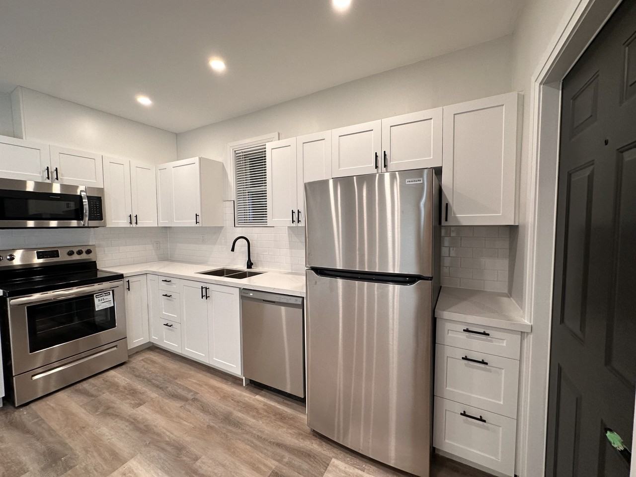 128 Wentworth St N - Photo 2 of 12