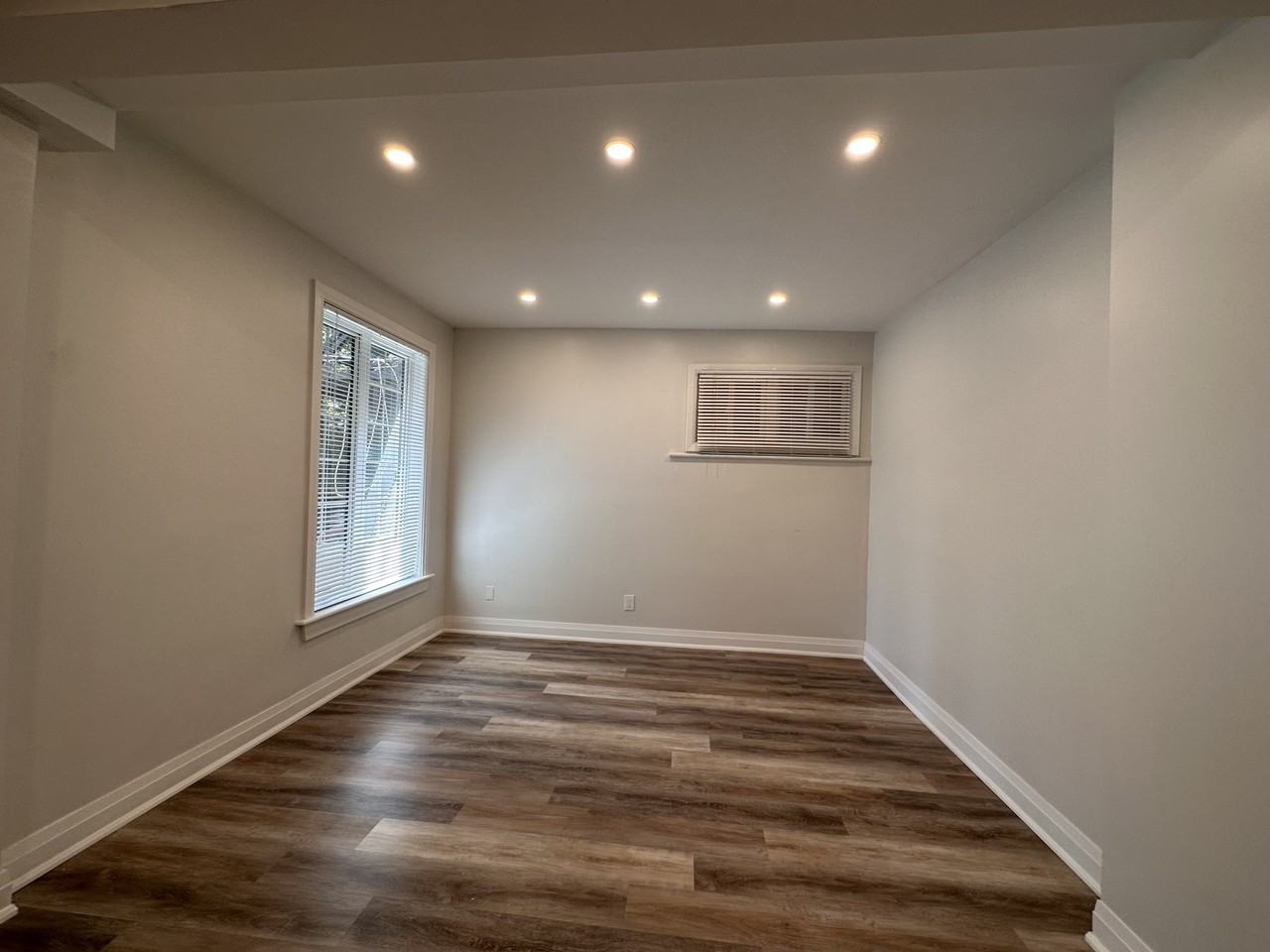 128 Wentworth St N - Photo 4 of 12