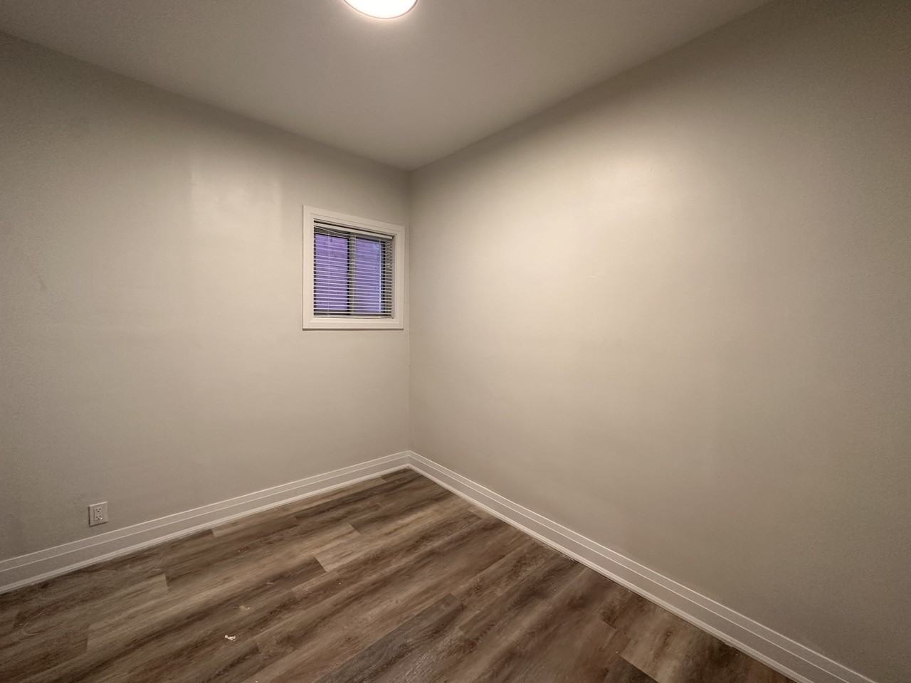 128 Wentworth St N - Photo 5 of 12