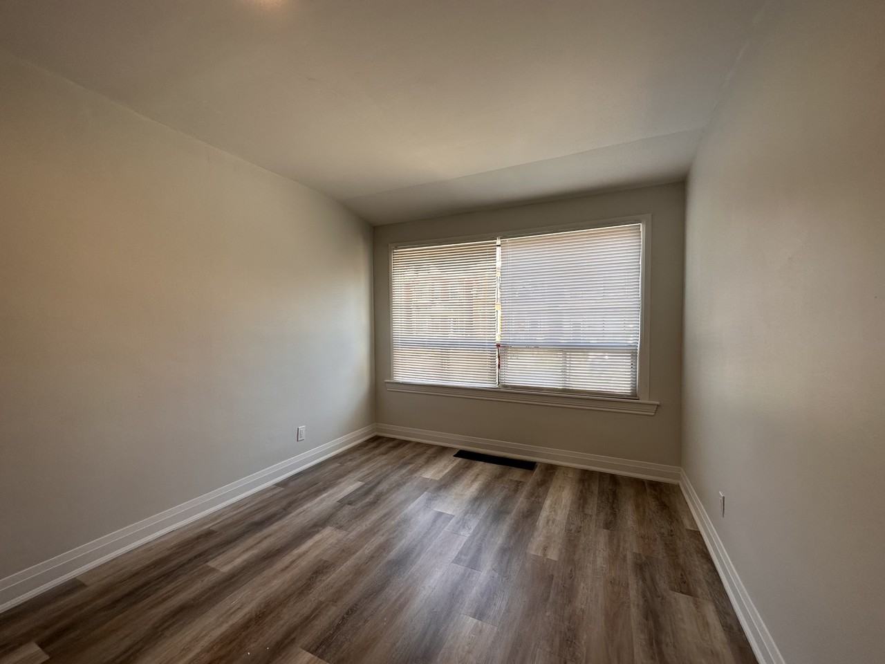 128 Wentworth St N - Photo 7 of 12