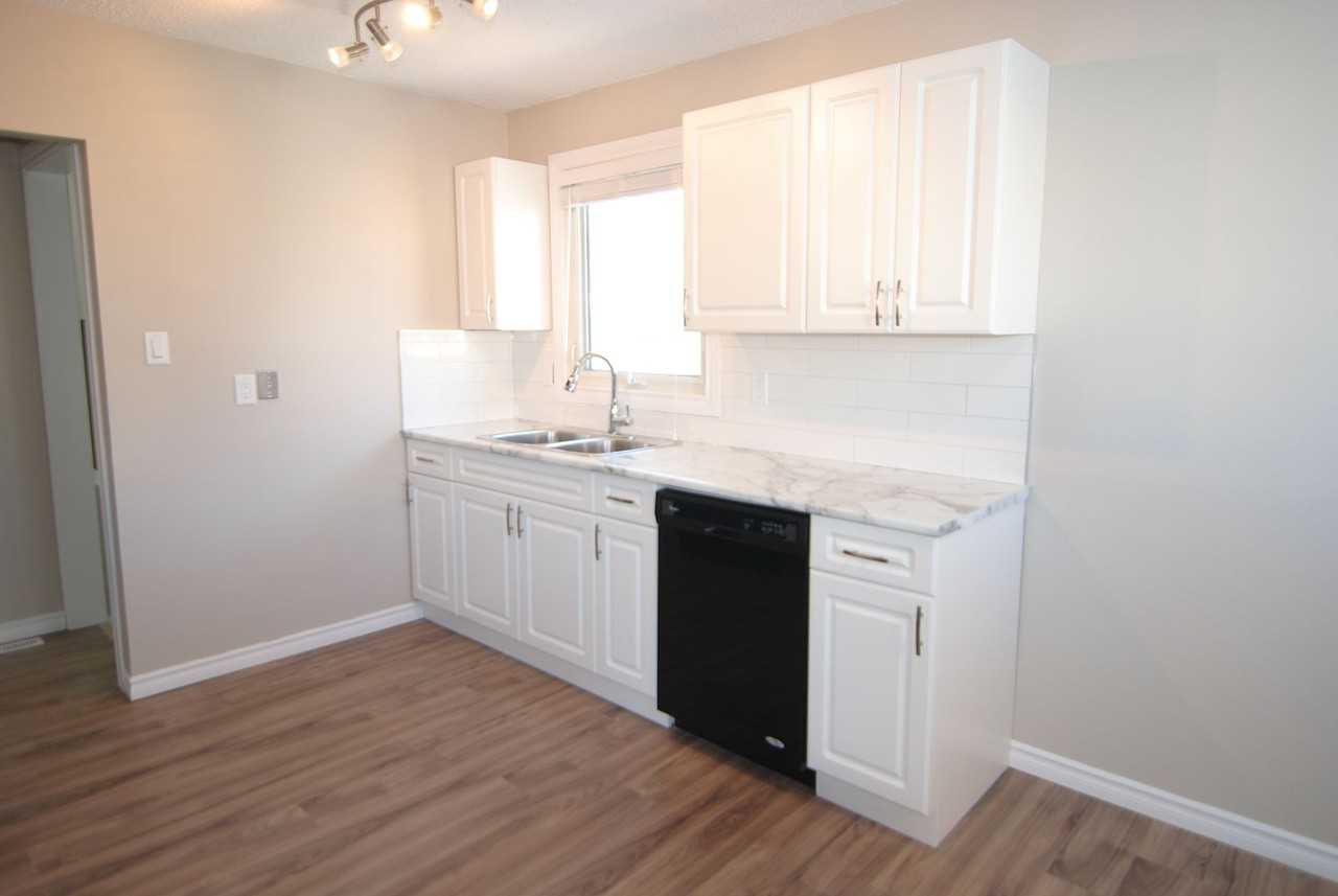 8035 141 Avenue Northwest, Edmonton, Alberta, Canada, T5C 2N8 - Photo 2 of 14