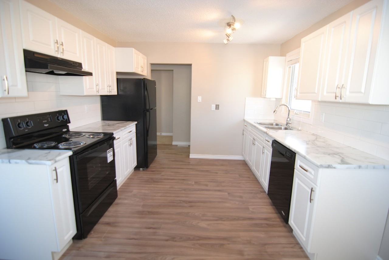 8035 141 Avenue Northwest, Edmonton, Alberta, Canada, T5C 2N8 - Photo 3 of 14