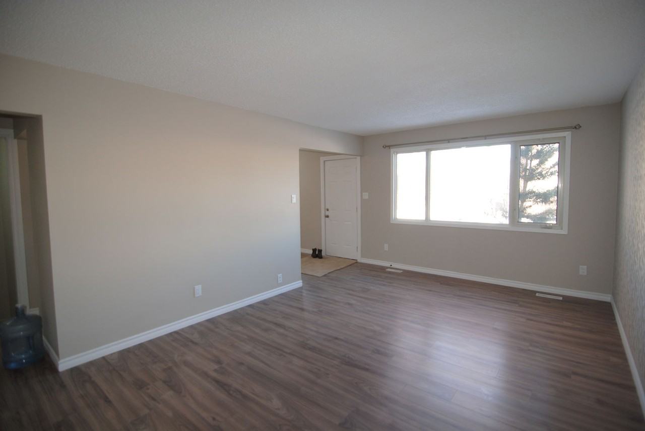 8035 141 Avenue Northwest, Edmonton, Alberta, Canada, T5C 2N8 - Photo 4 of 14