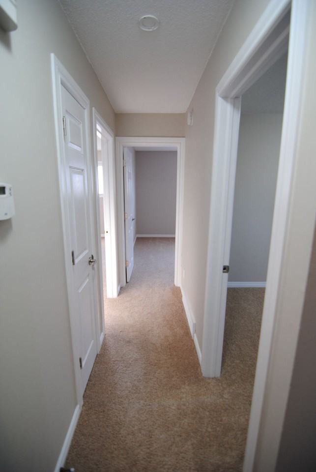 8035 141 Avenue Northwest, Edmonton, Alberta, Canada, T5C 2N8 - Photo 7 of 14