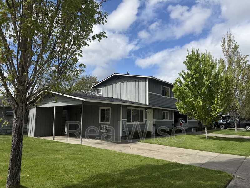 716 Se 9th St - Photo 2 of 13