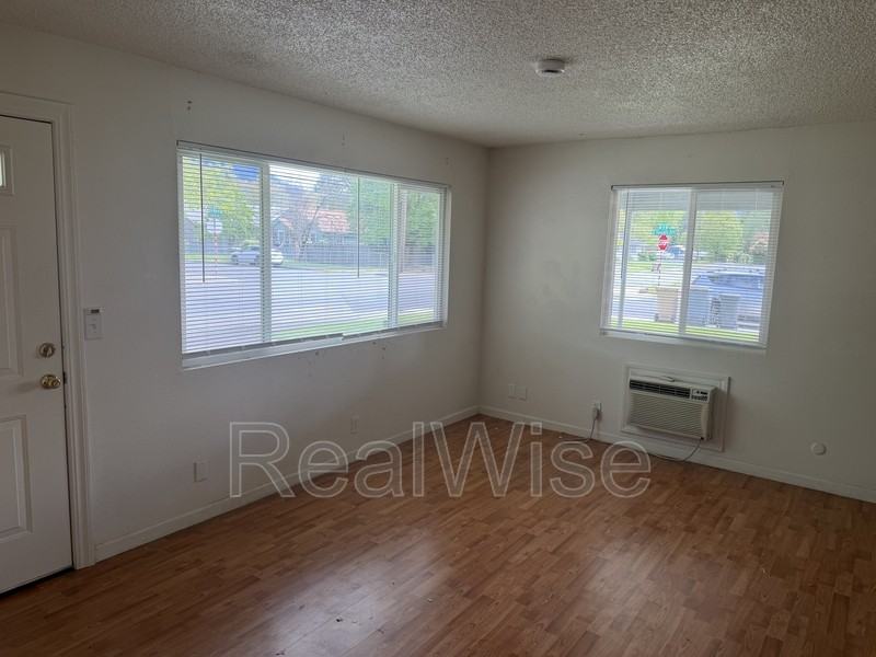 716 Se 9th St - Photo 3 of 13