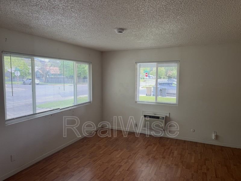 716 Se 9th St - Photo 4 of 13