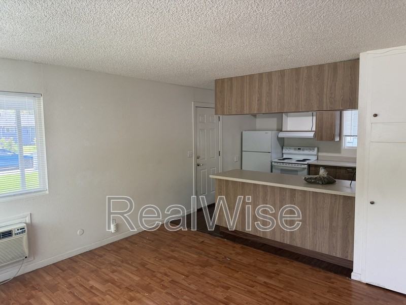 716 Se 9th St - Photo 5 of 13