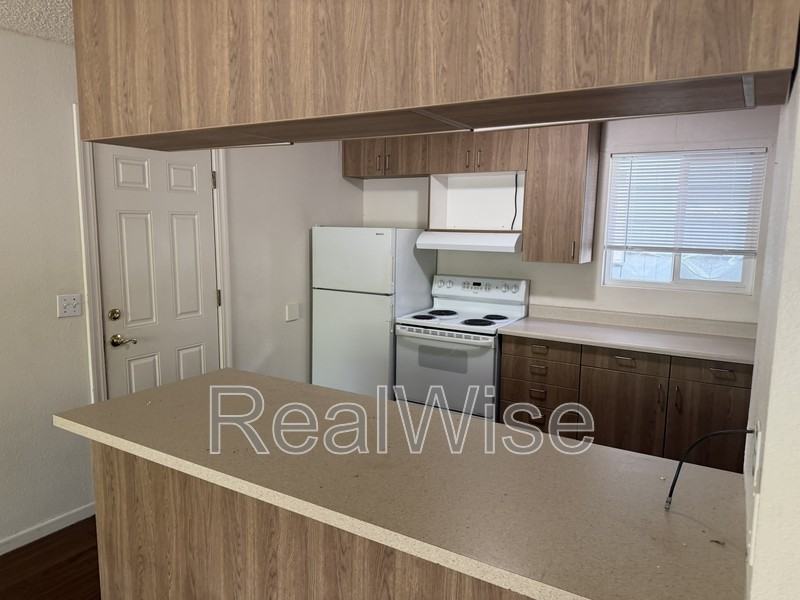 716 Se 9th St - Photo 6 of 13