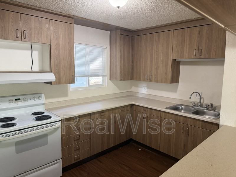 716 Se 9th St - Photo 7 of 13