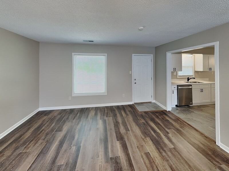 1017 Hawkview Dr - Photo 3 of 25