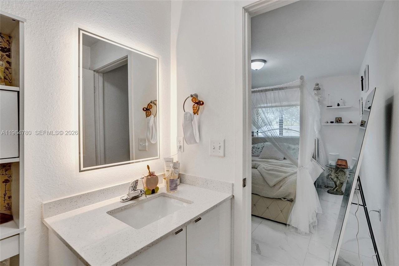 1712 Northwest 76th Terrace #1712 - Photo 5 of 27