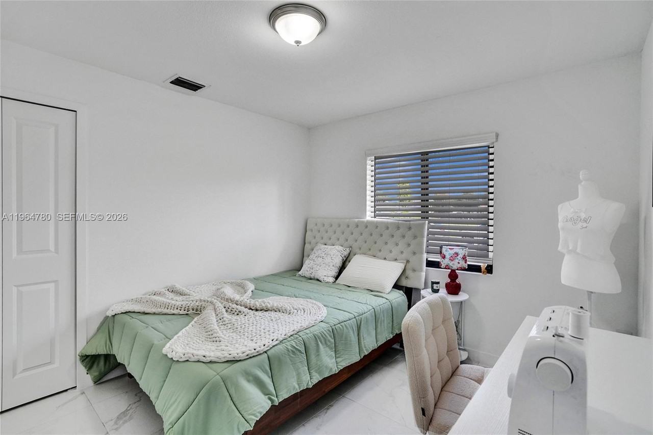 1712 Northwest 76th Terrace #1712 - Photo 6 of 27