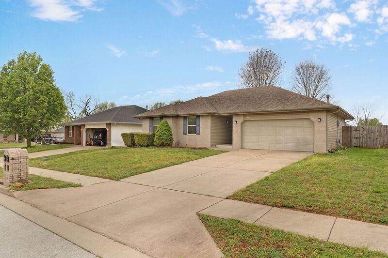 841 S Hazelnut Ave - Photo 2 of 23