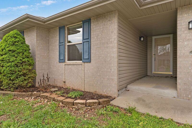 841 S Hazelnut Ave - Photo 3 of 23