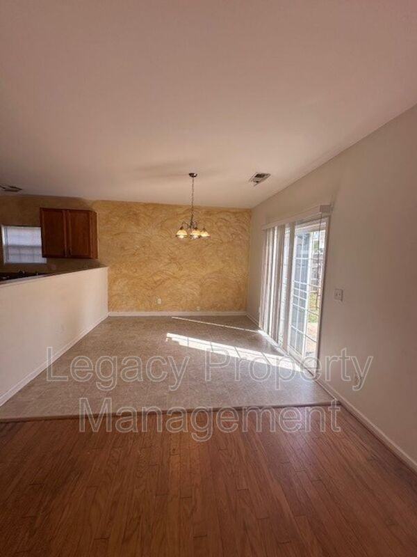 1608 Brambleton Ct - Photo 5 of 14