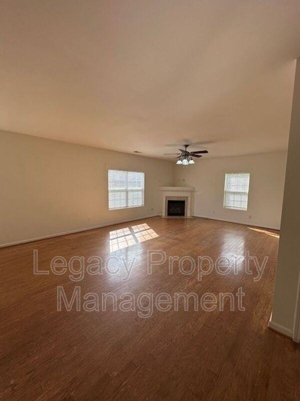 1608 Brambleton Ct - Photo 6 of 14