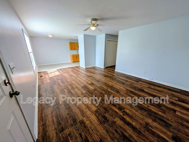 527 S Anthony St - Photo 3 of 11