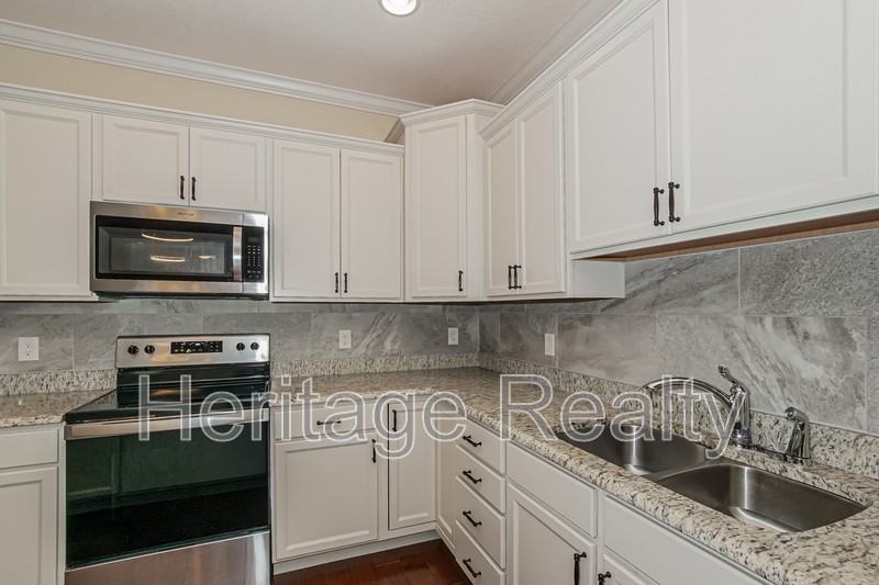 1430 Remington Grove Ln - Photo 4 of 24