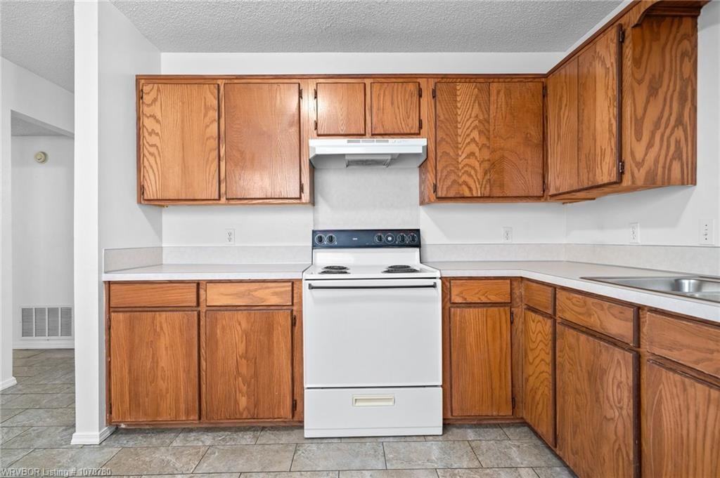 302 South Pocola Boulevard - Photo 4 of 7