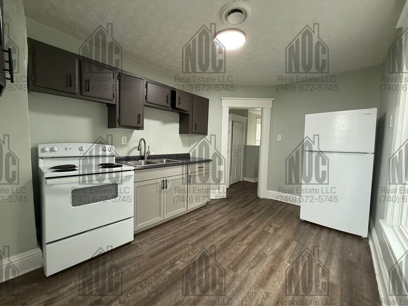 160 1/2 Lake St - Photo 2 of 13