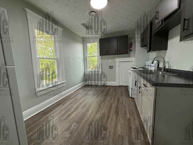 160 1/2 Lake St - Photo 3 of 13