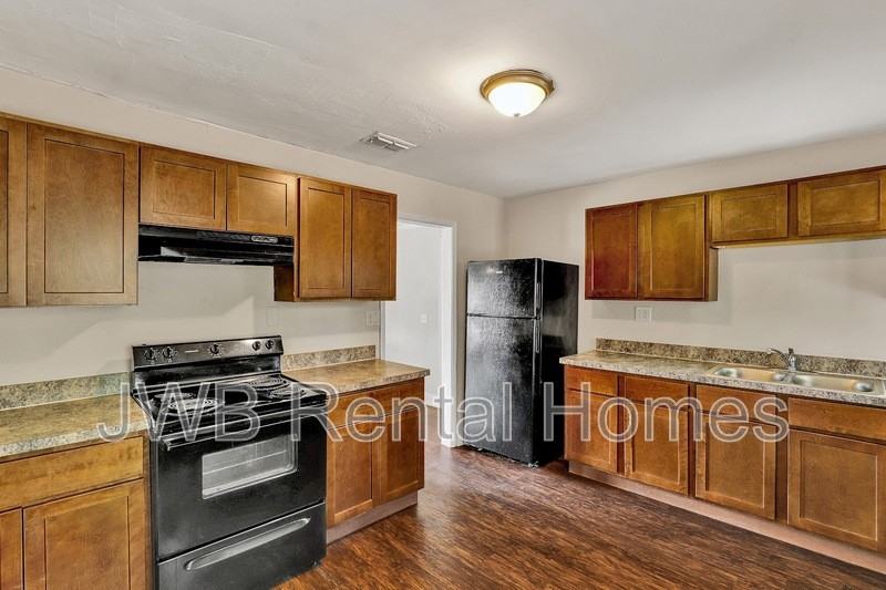 10256 Briarcliff Rd E - Photo 2 of 22