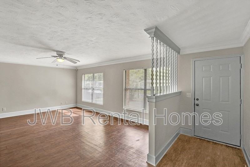 10256 Briarcliff Rd E - Photo 4 of 22