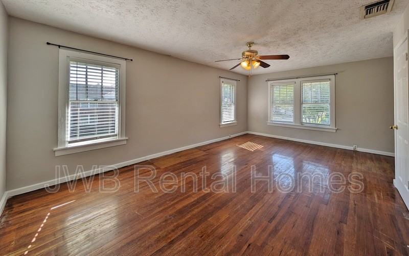 2941 Selma St #1 - Photo 5 of 11