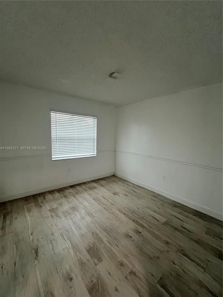13485 Southwest 28th Street - Photo 6 of 30