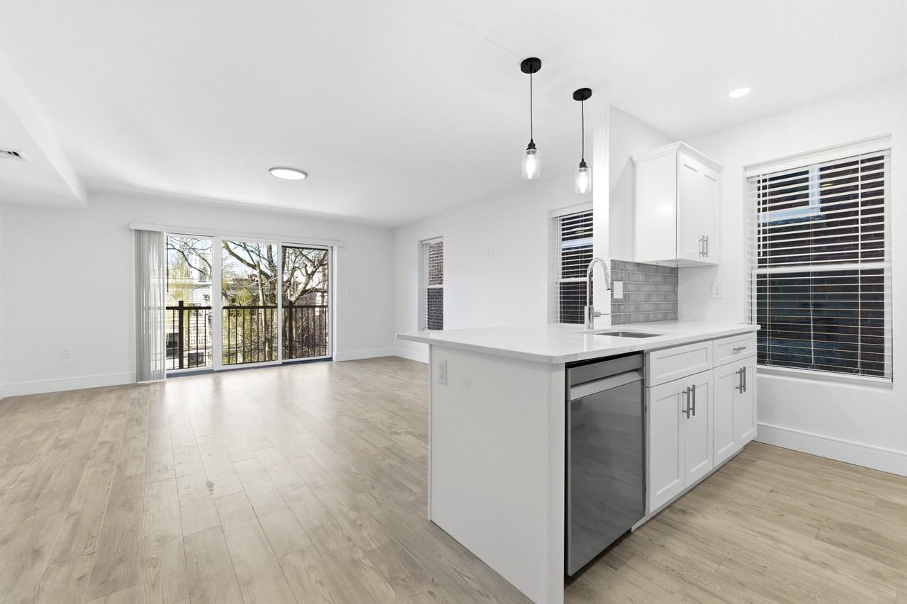 255 Maverick St #302