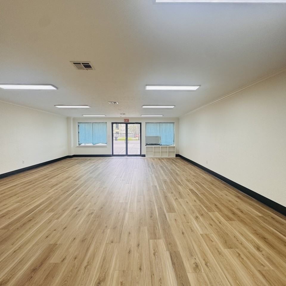 2905 Nederland Ave - Photo 5 of 27