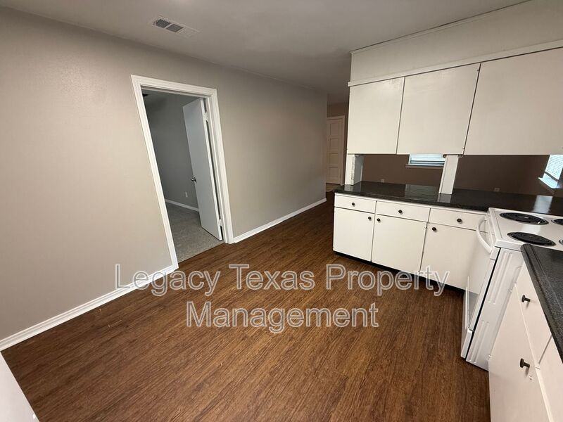 101 Pine St - Photo 3 of 14