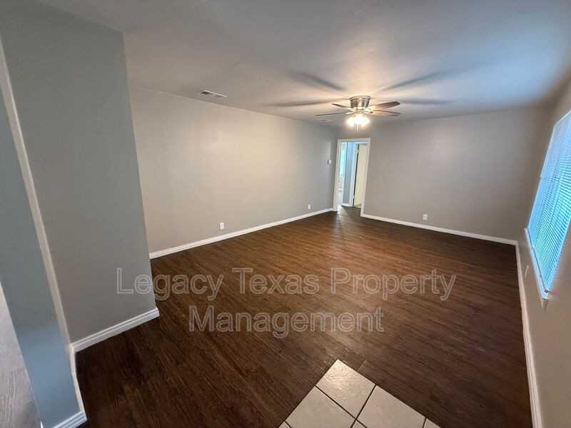 101 Pine St - Photo 4 of 14