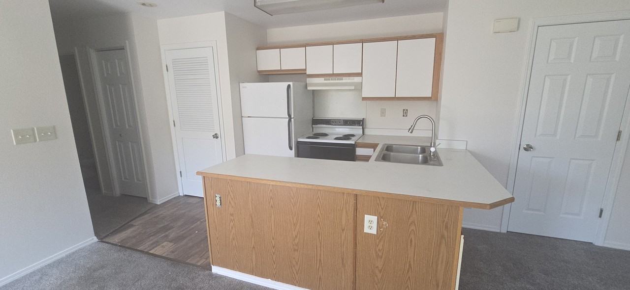 Desert Manor Apartments - Photo 2 of 12