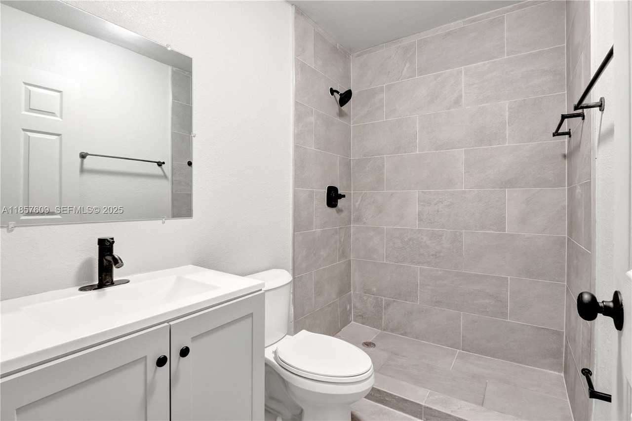 861 Northwest 6th Avenue - Photo 3 of 12
