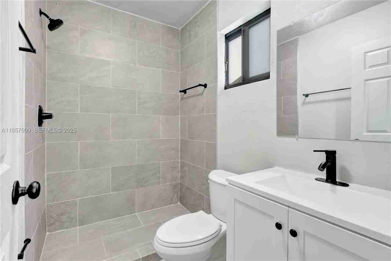 861 Northwest 6th Avenue - Photo 4 of 12